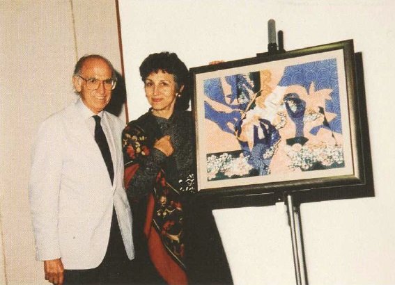 Jonas Salk és Françoise Gilot a művész Genetikai Mintázatok című litográfiájának eredeti példányával, melyet a Salk Institute támogatására készített - fotó: Françoise Gilot