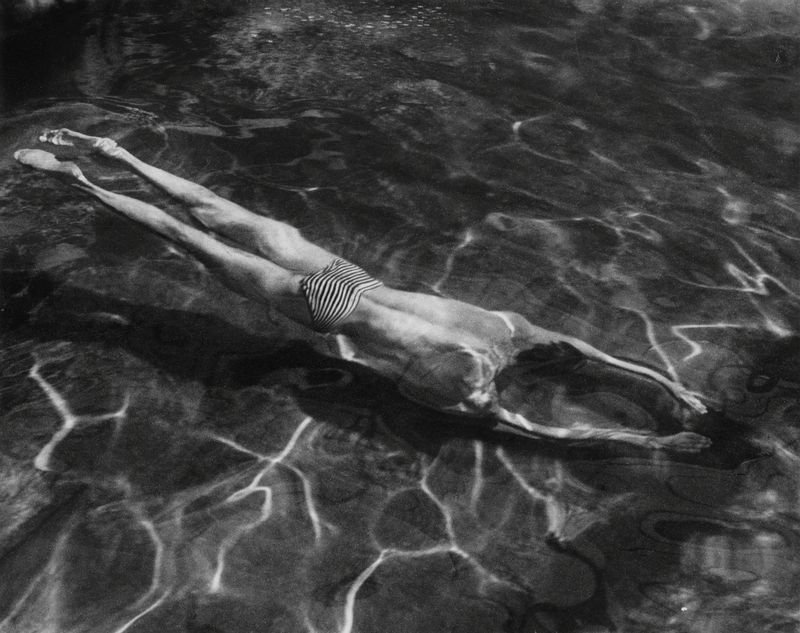 Kertész André: Víz alatt úszó. Esztergom a Mala uszodában, 1917. augusztus 31. - forrás: Szépművészeti Múzeum / Liget Budapest