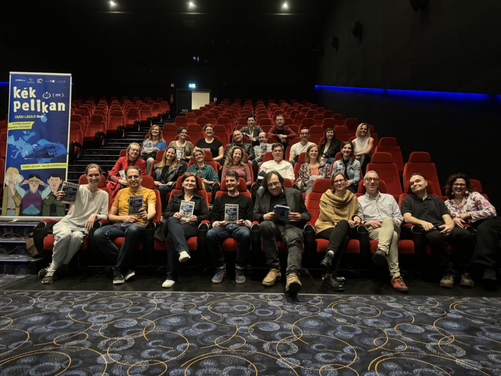 A Pesti Est csapatának egy része Csáki Lászlóval az április 5-i budapesti bemutató után a Cinema City Mammutban - Fotó: JUNO11
