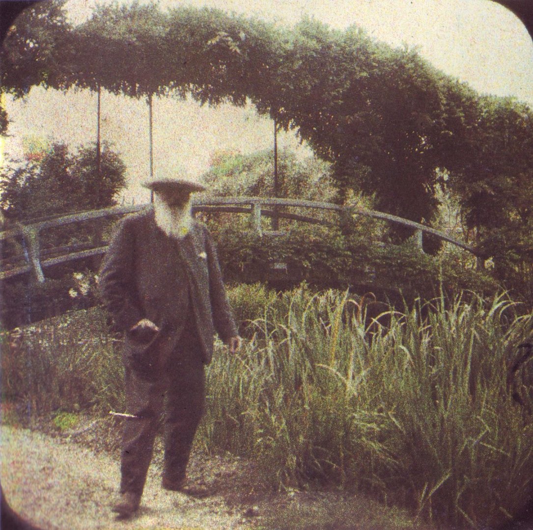 Étienne Clémentel fényképfelvétele Claude Monet-ról 1917 körül a Giverny-i kertben – forrás: Wikimedia