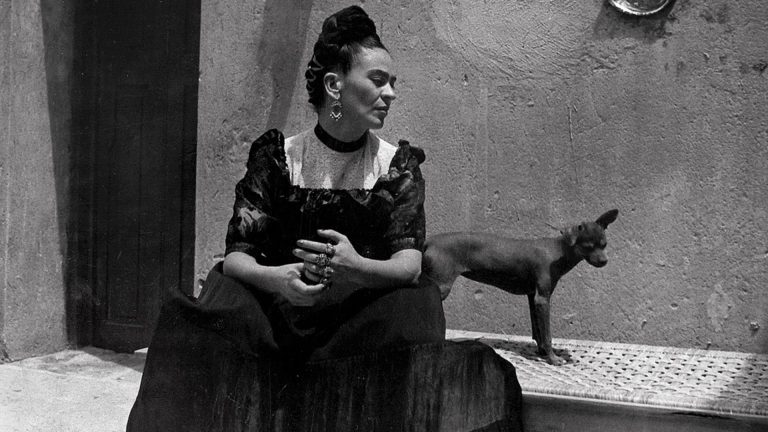 Frida Kahlo mexikói meztelen kutyával a Kék Ház előtt. Lola Álvarez Bravo, 1944 körül Diego Rivera & Frida Kahlo Archives.