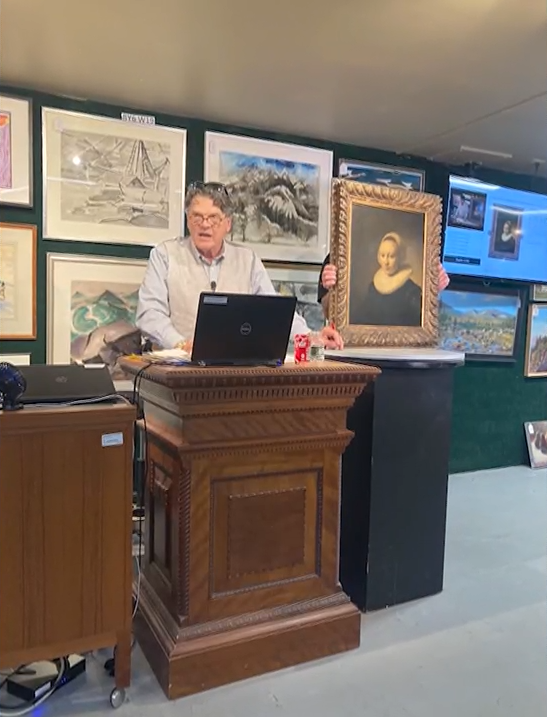 A kép árverezése augusztus végén a Thomaston Place Auction Galleriesnél – forrás: WABI5 Maine Local News (egy kocka a helyi televíziónak az esetről sugárzott videójából)