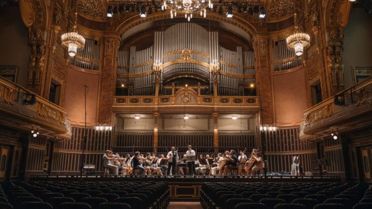 István Várdai, Pablo Barragán and the Franz Liszt Chamber Orchestra (c) Omri Ben-David, Culiner Creative Circle