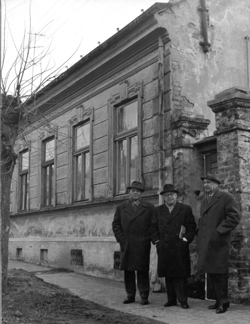 Farkas Ferenc szülőháza előtt 1965-ben: Ivánkovits Ferenc zeneiskolai igazgató (b), Farkas Ferenc (k), Nagy Lajos tanácselnök (j)