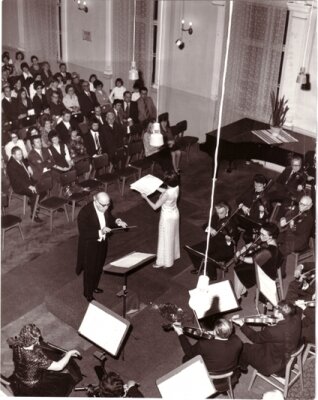 Az 1976-os nagykanizsai szerzői est: Szőkefalvi-Nagy Katalin énekel, a Nagykanizsai Szimfonikus Zenekart Farkas Ferenc vezényli