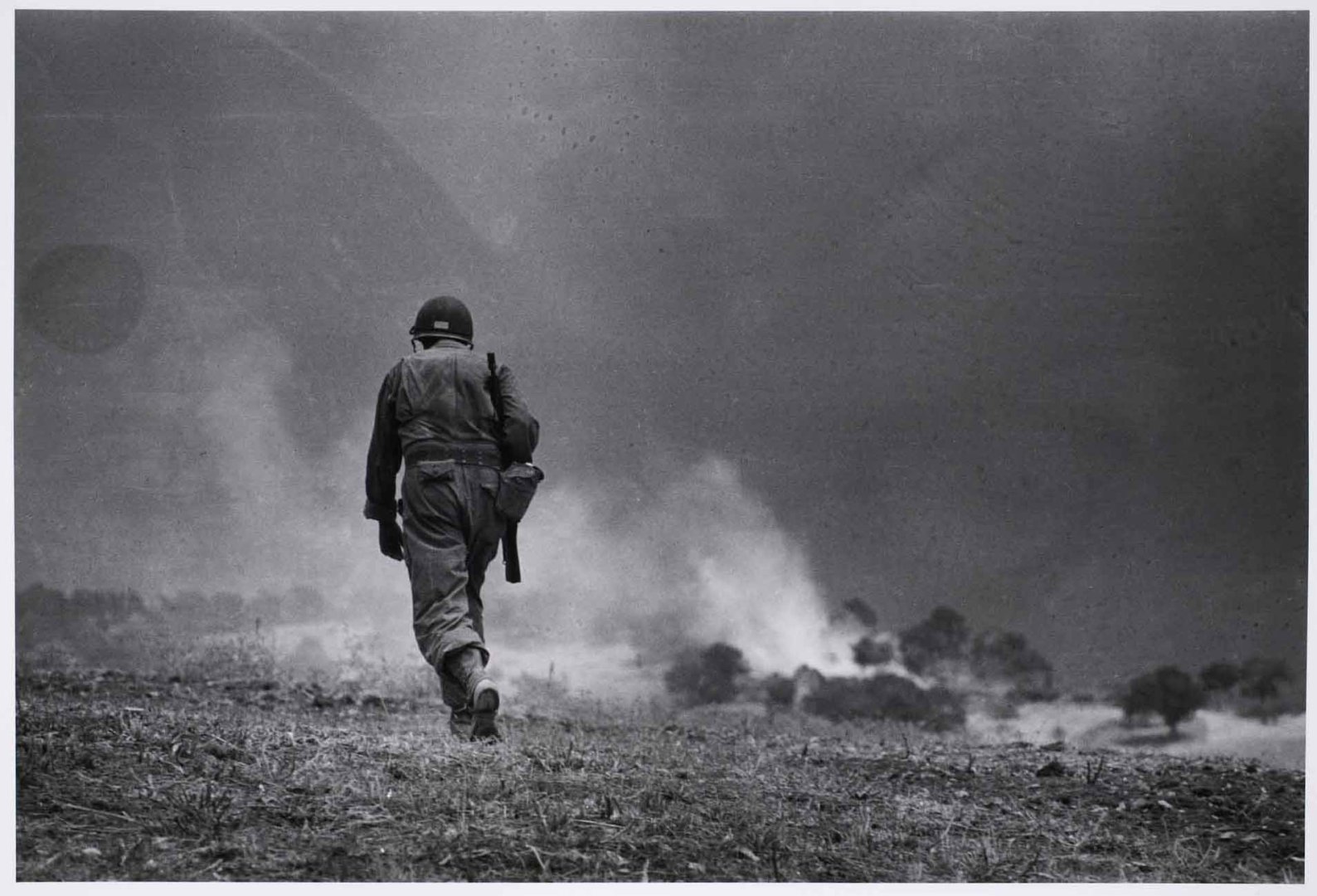 Amerikai katona felderítés közben átvág egy mezőn. Troina közelében, Szicília, Olaszország, 1943. augusztus 4–5. © International Center of Photography/Magnum Photos Robert Capa Kortárs Fotográfiai Központ