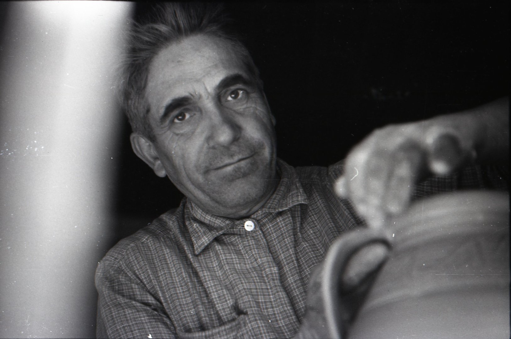 Bartus Mihály gorzafalvi fazekasműhelyében fazekat fülez (1978 Gorzafalva, Románia)