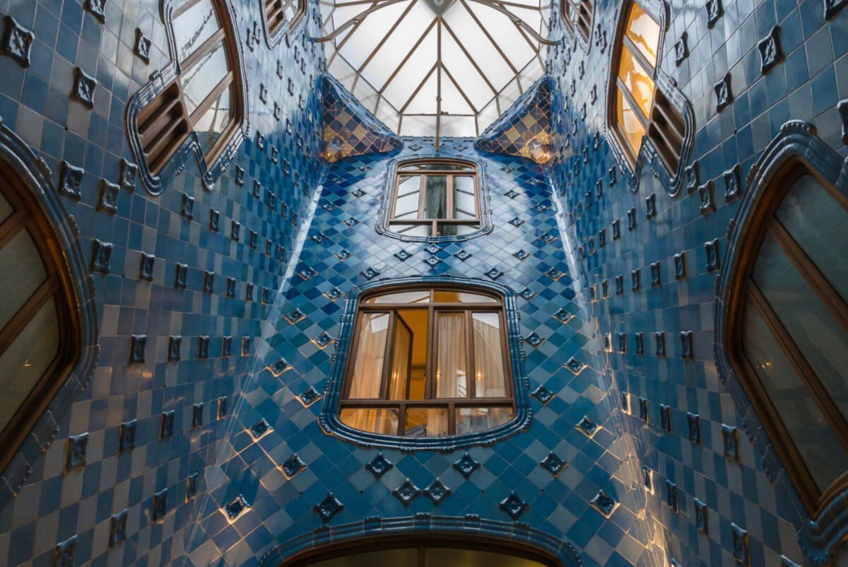 Az Antoni Gaudí tervezte Casa Batlló kék világítóudvara - forrás: wikipedia