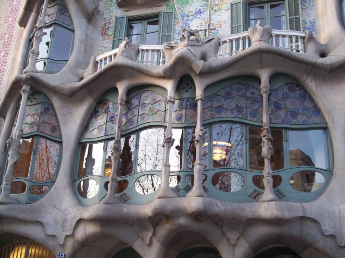 Az Antoni Gaudí tervezte Casa Batlló ablakai - forrás: wikipedia