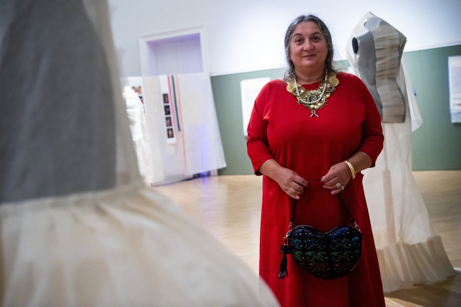 Varga Erika ruhatervező, a Romani Design alapítója a Romani Design Fashion Art - Aktivizmussal a tradíciókért című kiállítás megnyitóján a budapesti Hagyományok Házában - forrás: MTI/Balogh Zoltán