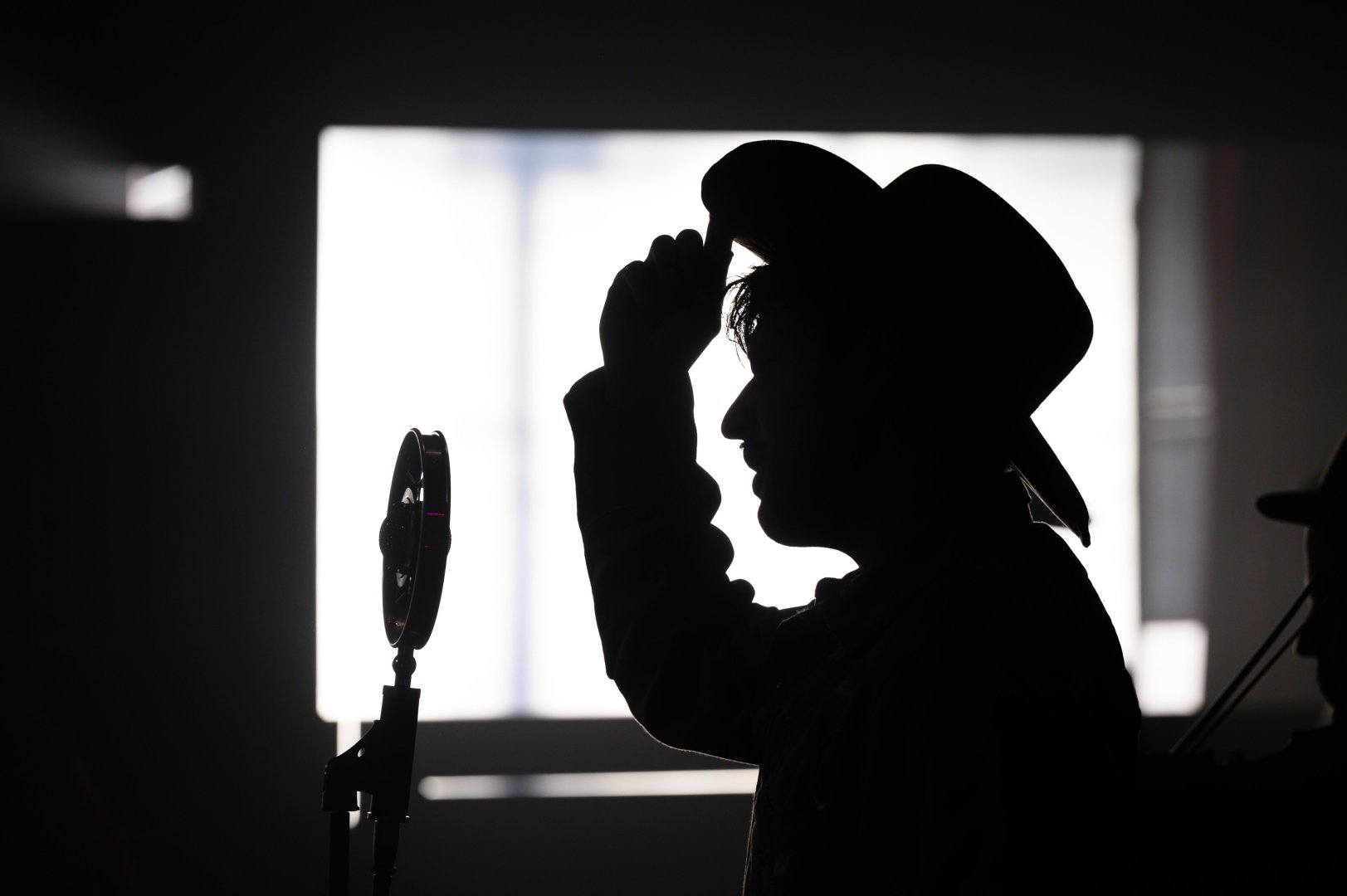 Ember Márk játszik Csepü Palkó szerepében A helység kalapácsa című tévéfilmjének forgatásán a tordasi Westernfaluban
