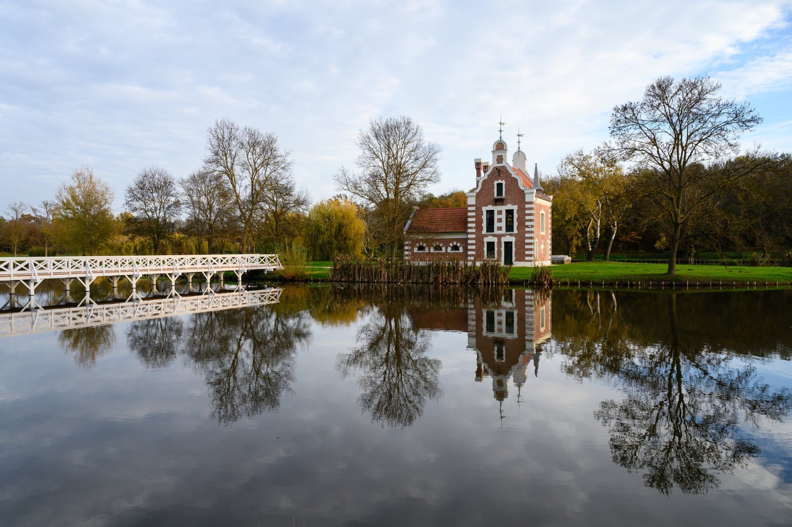 A Hollandi-ház a dégi Festetics-kastély parkjában. A Pollack Mihály által tervezte. - fotó: MTI/Vasvári Tamás