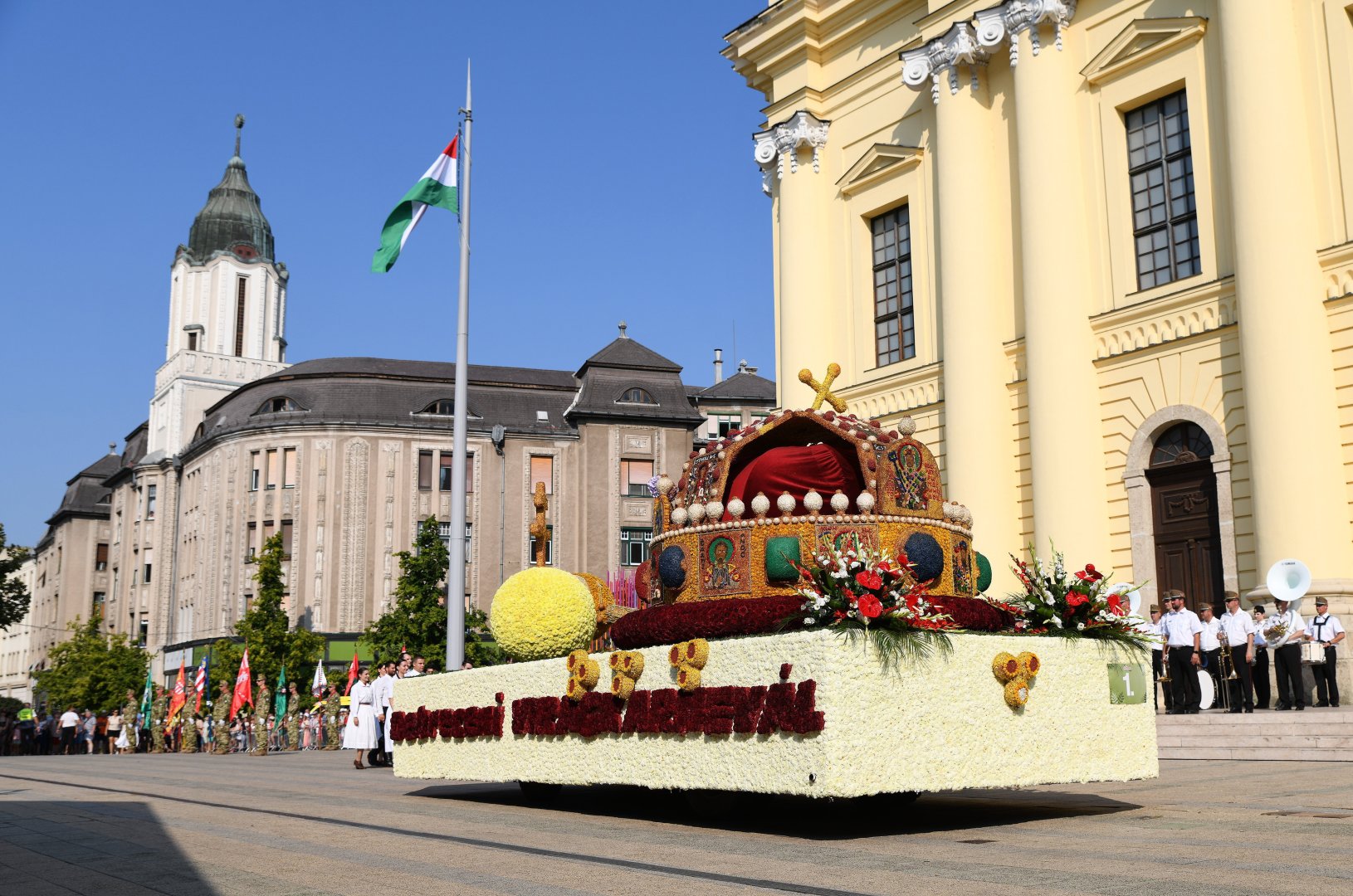 Debrecen város Szent Koronát mintázó kompozíciója a debreceni virágkarneválon 2023. - fotó: MTI/Balázs Attila