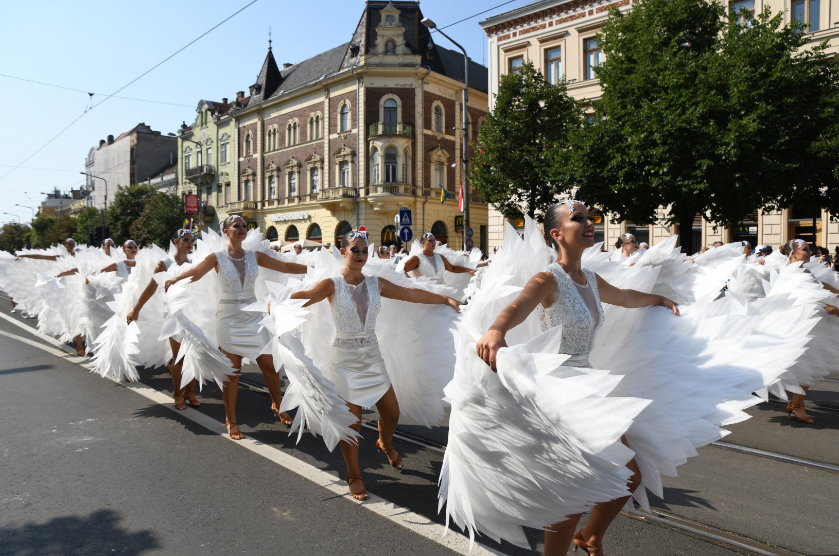 A Lesz Dance táncosai a debreceni virágkarneválon 2023. - fotó: MTI/Balázs Attila
