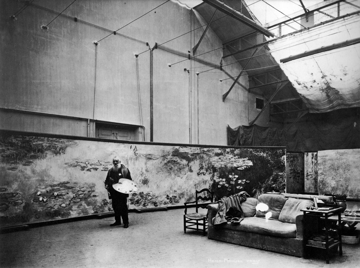 Claude Monet munka közben a műtermében - forrás: wikipedia