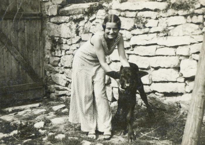 F. Györffy Anna Szucságban a bivalyistálló előtt, 1933 - forrás: Szerzői Facebook-oldala