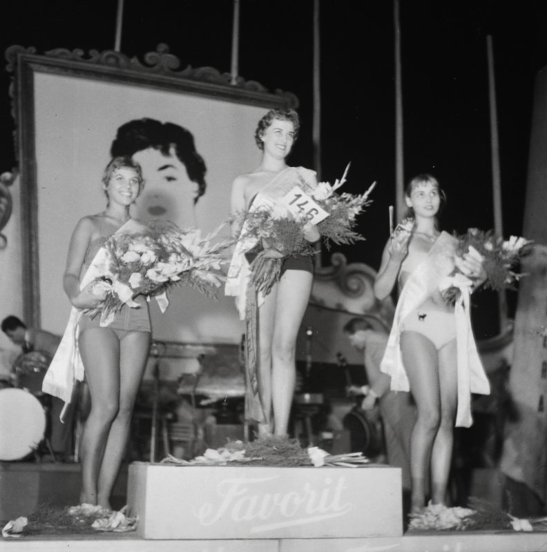 1957, Állatkert szabadtéri színpad, "Budapest szépe" szépségkirálynő-választás 1957. augusztus 20-án. Felföldi Anikó, Bónai Margit és Szentpéteri Györgyi. - forrás: Fortepan, adományozó: Kotnyek Antal