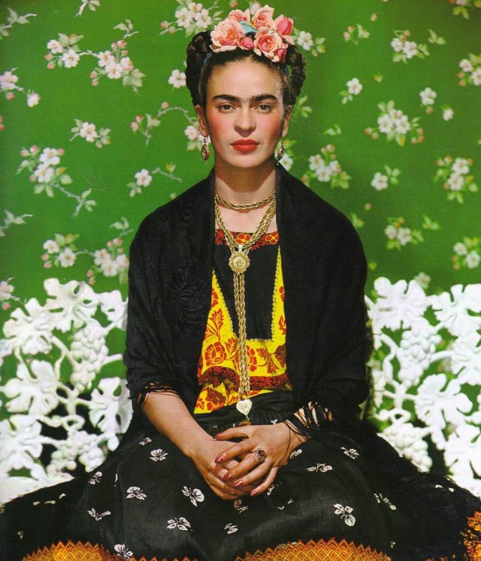 Fotó: Nickolas Muray: Frida Kahlo a fehér padon, 1939 © Frida Kahlo Museum/Nickolas Muray Archives