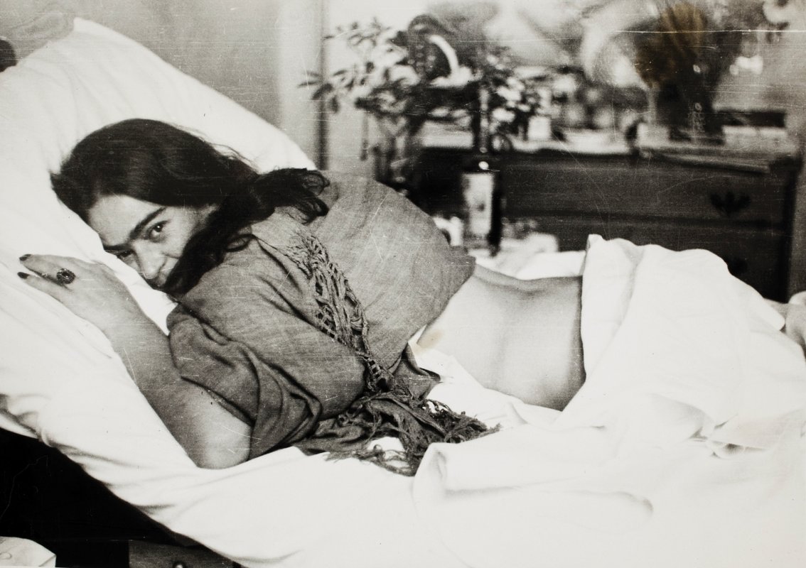 Fotó: Nickolas Muray: Frida Kahlo a hasán fekszik, 1946 © Frida Kahlo Museum/Nickolas Muray Archives
