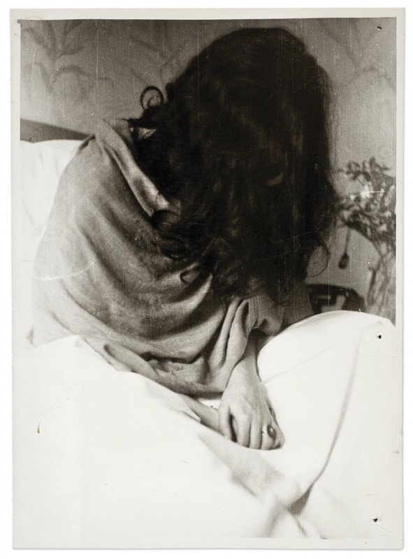 Fotó: Nickolas Muray: Frida Kahlo a kórházban, New York, 1946 © Frida Kahlo Museum/Nickolas Muray Archives