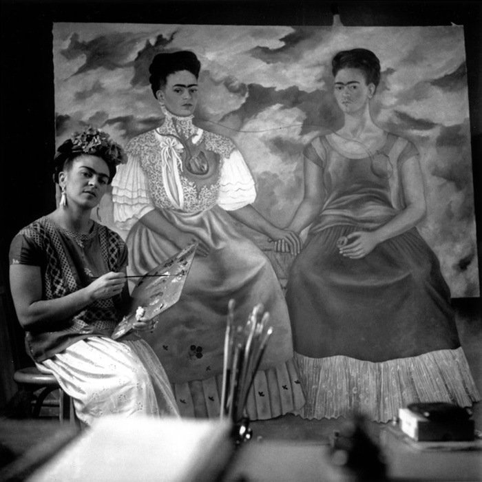 Fotó: Nickolas Muray: Frida Kahlo A két Frida című festményével, Coyoacán, 1937 © Frida Kahlo Museum/Nickolas Muray Archives