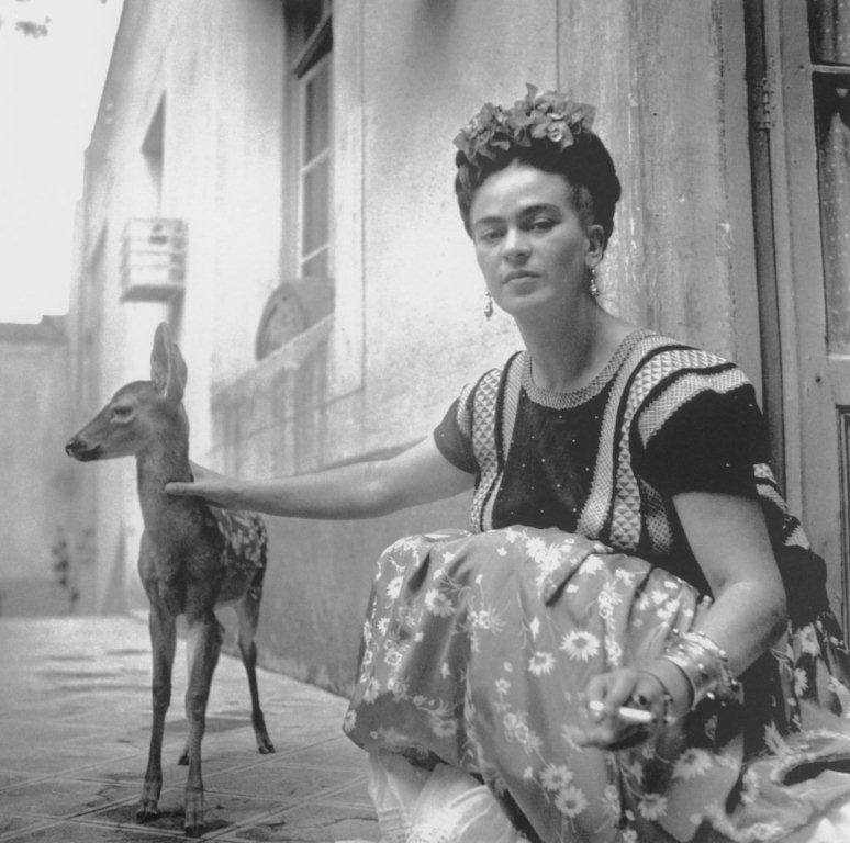 Fotó: Nickolas Muray (Muray Miklós): Frida Kahlo egy őzgidával, Coyoacán, 1939