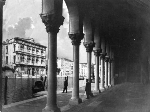 1900, Olaszország, Velence Canal Grande, a Palazzo Vendramin Calergi a Fondaco dei Turchi árkádja alól nézve