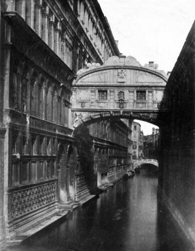 1900, Olaszország, Velence, Sóhajok hídja (Ponte dei Sospiri) a Riva degli Schiavoni felől nézve. Balra a Dózse palota