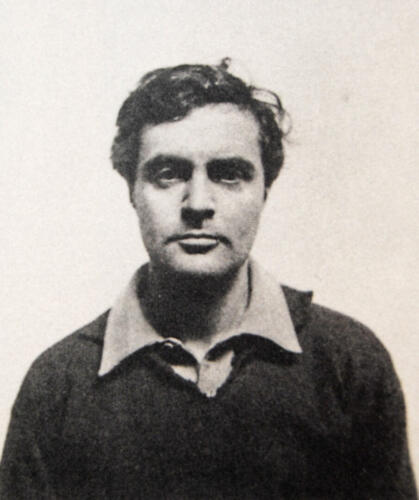 Hivatalos fotó Amedeo Modiglianiról 1918-ban. A festő Nizzában elvesztette minden papírját, ez a fotó a dokumentumok pótlásához készült - forrás: wikipedia