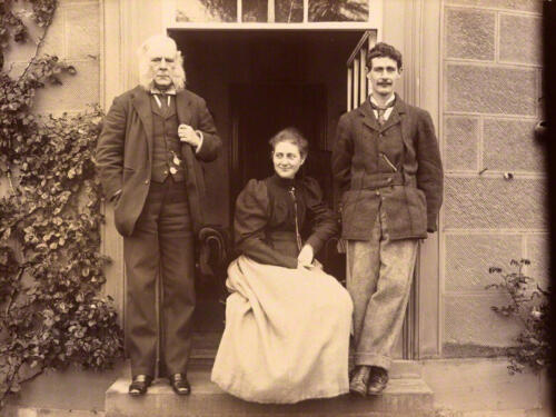 Rupert Potter, az írónő édesapja, Beatrix Potter (Mrs Heelis) középen; (Walter) Bertram Potter, az írónő testvére 1894 - wikipedia