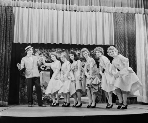 1960, Nagymező utca 17. Budapest Táncpalota (Moulin Rouge). Rátonyi Róbert színművész és a tánckar - forrás: Fortepan, adományozó: Bauer Sándor