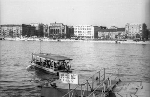 Kikötő a budai alsó rakpartnál 1956-ban, túlparton a Vigadó (Molotov) tér épületei látszanak. - forrás: Fortepan, adományozó: Répay András