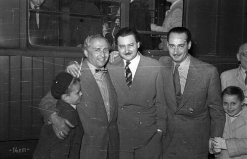 1956-ban Nyugati pályaudvaron, a Szovjetunióba utazó negyventagú esztrádegyüttes szereplői közül balra Alfonzó (Markos József), jobbra Rodolfo (Gács Rezső) - forrás: Fortepan, adományozó: Bauer Sándor