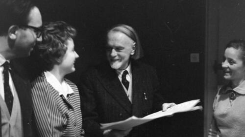 A Magyar Rádió stúdiójában középen Kodály Zoltán, jobbra a felesége, Péczely Sarolta (1961)