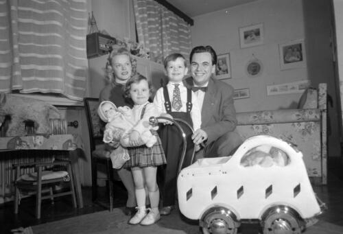 1958, Kút utca 5., Rátonyi Róbert és családja az otthonukban - forrás: Fortepan, adományozó: Kotnyek Antal