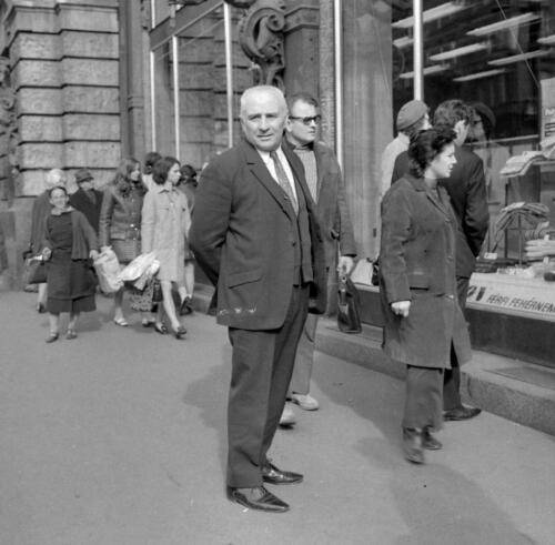 Az Erzsébet (Lenin) körúton, Alfonzó (Markos József) a Hungária (korábban és ma New York) kávéház előtt - forrás: Fortepan, adományozó: Kotnyek Antal