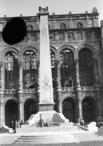 Vigadó (Molotov) tér 1956-ban, szovjet repülős emlékmű, háttérben a Vigadó épülete. - forrás: Fortepan, adományozó: Pesti Srác