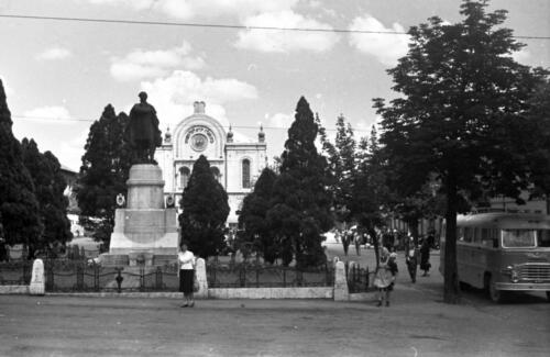 Pécs, Kossuth tér, a Kossuth szobor mögött a zsinagóga (1959) - forrás: Fortepan, adományozó: Szánthó Zoltán