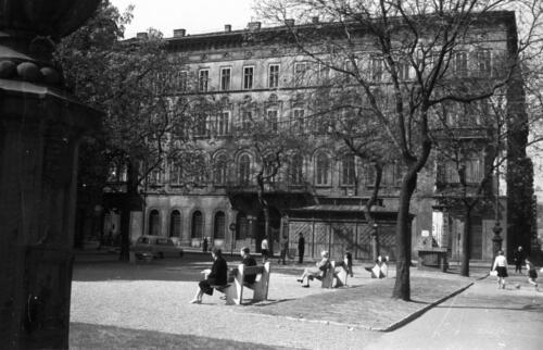 Szabadság tér (1961), szemben a Nádor utca 22. (Oswald-ház, Gruber-ház) - forrás: Fortepan, adományozó: Nagy Gyula