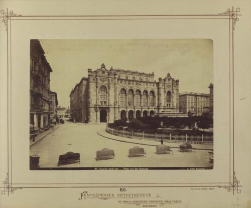 Vigadó tér, a Vigadó és előtte a Kioszk (Hangli). A felvétel 1890 után készült. - forrás: Fortepan, adományozó: Budapest Főváros Levéltára