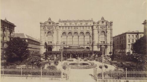 Vigadó tér, a Vigadó és előtte a Kioszk (Hangli). A felvétel 1890 után készült. - forrás: Fortepan, adományozó: Budapest Főváros Levéltára