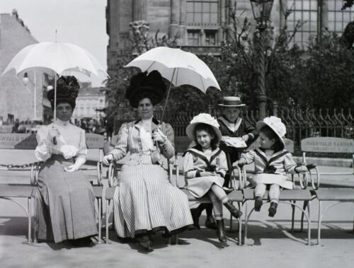 Vigadó tér a bérelhető Buchwald székekkel, háttérben a Vigadó épülete 1909-ben - forrás: Fortepan, adományozó: Schmidt Albin