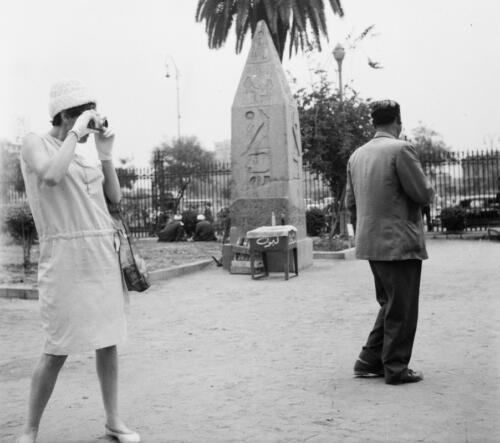 az Egyiptomi Régiségek Múzeumának parkja, Psota Irén színművésznő fényképez. A felvétel az Egyiptomi történet című film forgatásakor készült 1962-ben - forrás: Fortepan, adományozó: Inkey Tibor