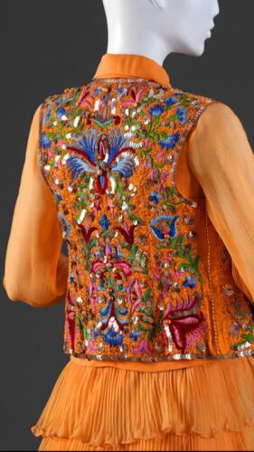 Rátonyi Hajni fellépő ruhája, kreppelt muszlin, tisztaselyem acetát béléssel, 1969. A Ruhát Rotschild Klára Hajni és édesapja, Rátonyi Róbert amerikai turnéjához készítette. A színésznő tulajdona.
